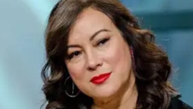 Jennifer Tilly Bra Size, Height, Weight, Net Worth , Husband & Body Measurements